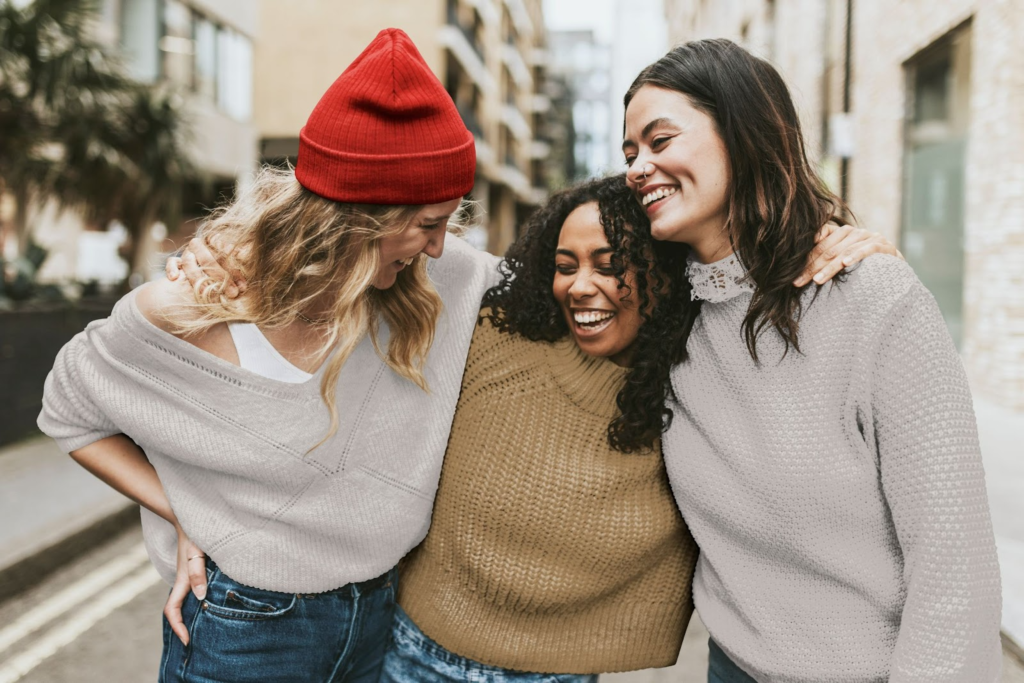 3 mulheres se abraçando